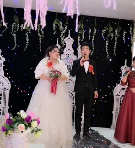 新郎吃瓜吃到自己老婆,竟发现自己老婆的秘密