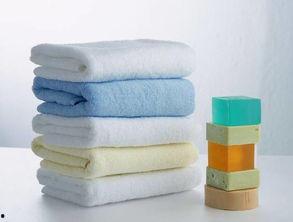 头裹毛巾吃瓜,夏日里的惬意时光