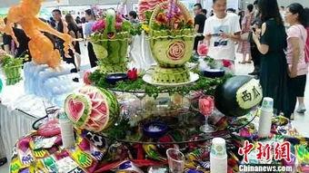 新疆招待游客吃瓜