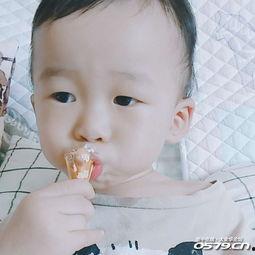 儿童吃瓜拍照,小宝贝吃瓜拍照欢乐时光