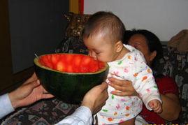 儿童吃瓜拍照,小宝贝吃瓜拍照欢乐时光