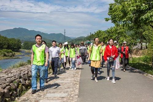 河边吃瓜路人拍照,瞬间成为街头焦点
