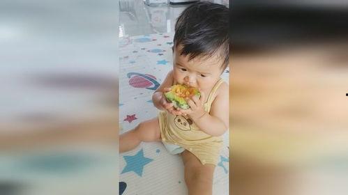 小孩吃瓜看着桃子,童趣盎然